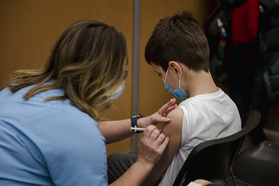 O εμβολιασμός σχεδόν μηδενίζει τον κίνδυνο νόσησης από κορωνοϊό στις ηλικίες 13-17 ετών