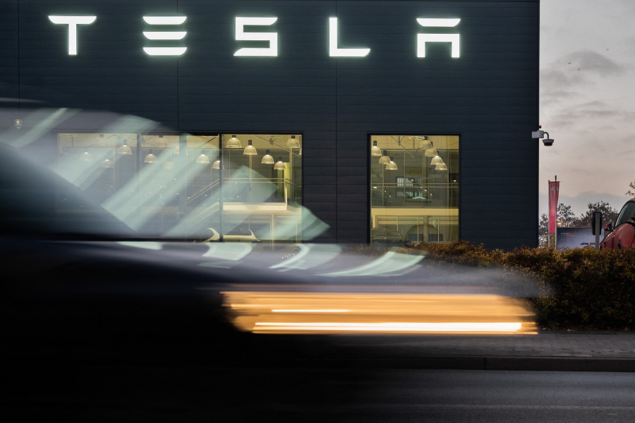 Νέα “βουτιά” για την μετοχή της Tesla