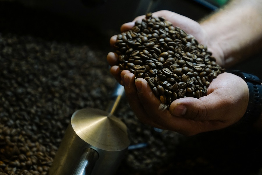 Υψηλό δεκαετίας για την τιμή του καφέ – Προβλήματα στις εφοδιαστικές αλυσίδες