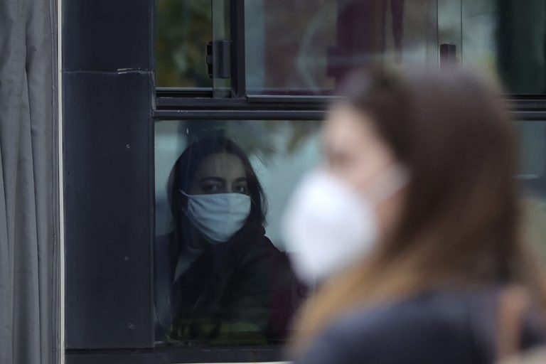 Ευρωβαρόμετρο: Οι γυναίκες της ΕΕ πιστεύουν πως η πανδημία αύξησε την έμφυλη βία