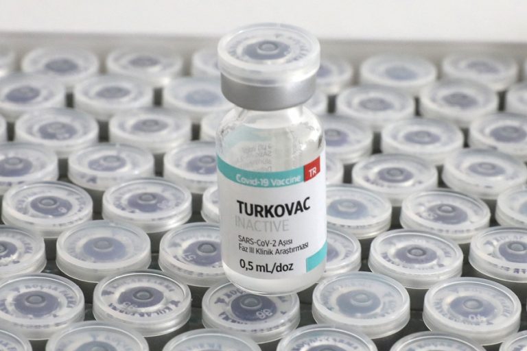 Ο Ερντογάν σε ρόλο σωτήρα στέλνει 15 εκ. δόσεις του τουρκικού εμβολίου «Turkovac» στην Αφρική
