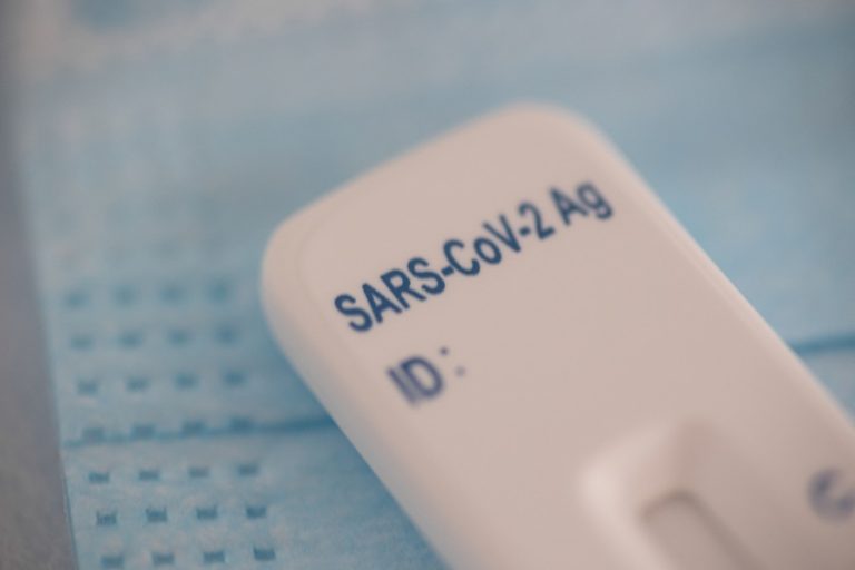 Προειδοποίηση FDA: Μη χρησιμοποιείτε τα γρήγορα self test στον λαιμό αντί για τη μύτη