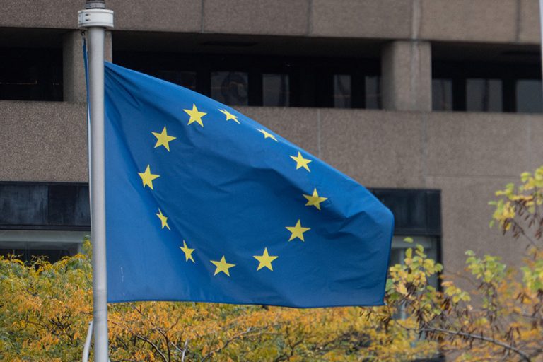 Συμφωνία Κομισιόν και Ευρωπαϊκής Τράπεζας Επενδύσεων για 26,7 δισ. ευρώ σε δημόσιες επενδύσεις