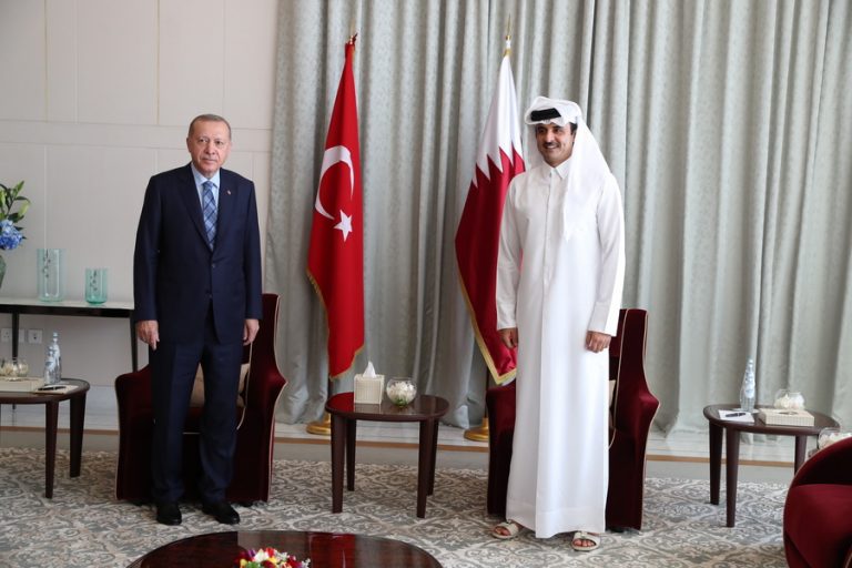Ο Ερντογάν προσπαθεί να «σώσει την παρτίδα» με τα πετροδόλαρα του Κατάρ