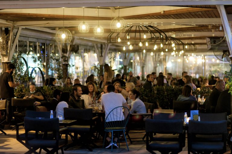 Προς χαλάρωση των μέτρων σε εστίαση και γήπεδα