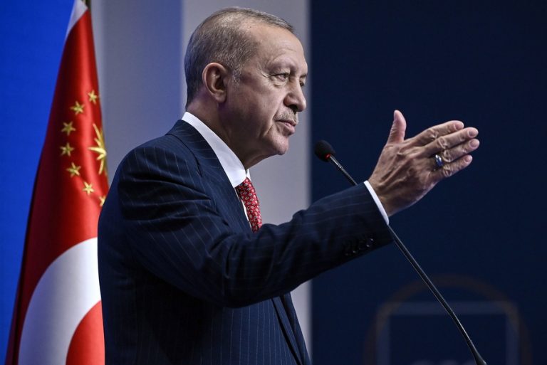 Τουρκία – δημοσκοπήσεις: Η οικονομική κρίση αμαυρώνει την εικόνα του Ερντογάν