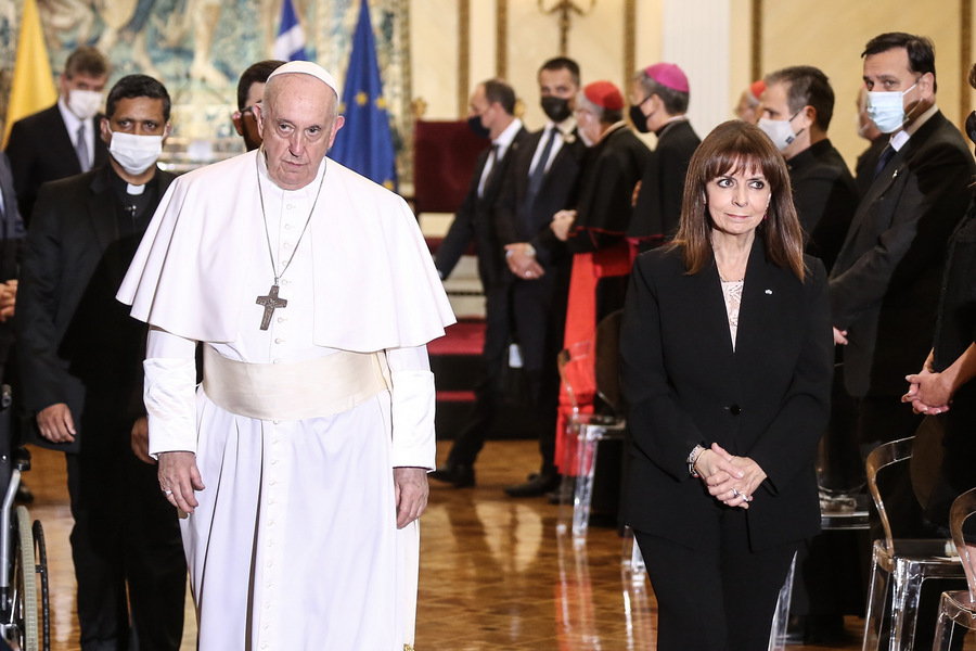 Οι ομιλίες Πάπα Φραγκίσκου και Κατερίνας Σακελλαροπούλου και η αναφορά του Ποντίφικα στον Θεόδωρο Κολοκοτρώνη