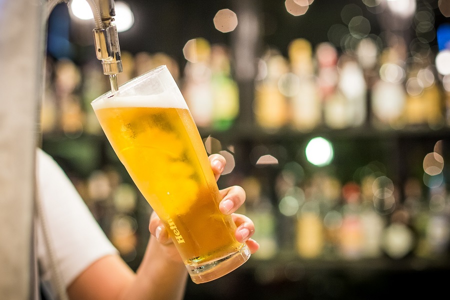 «Συγγνώμη, η μπύρα μας τελείωσε» – Οι δυτικές κυρώσεις μειώνουν τα αποθέματα εισαγώμενου αλκοόλ στη Ρωσία