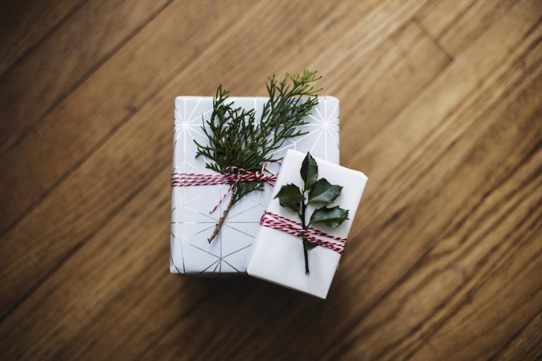 Οι πιο διαχρονικές και αστραφτερές προτάσεις δώρων για φέτος
