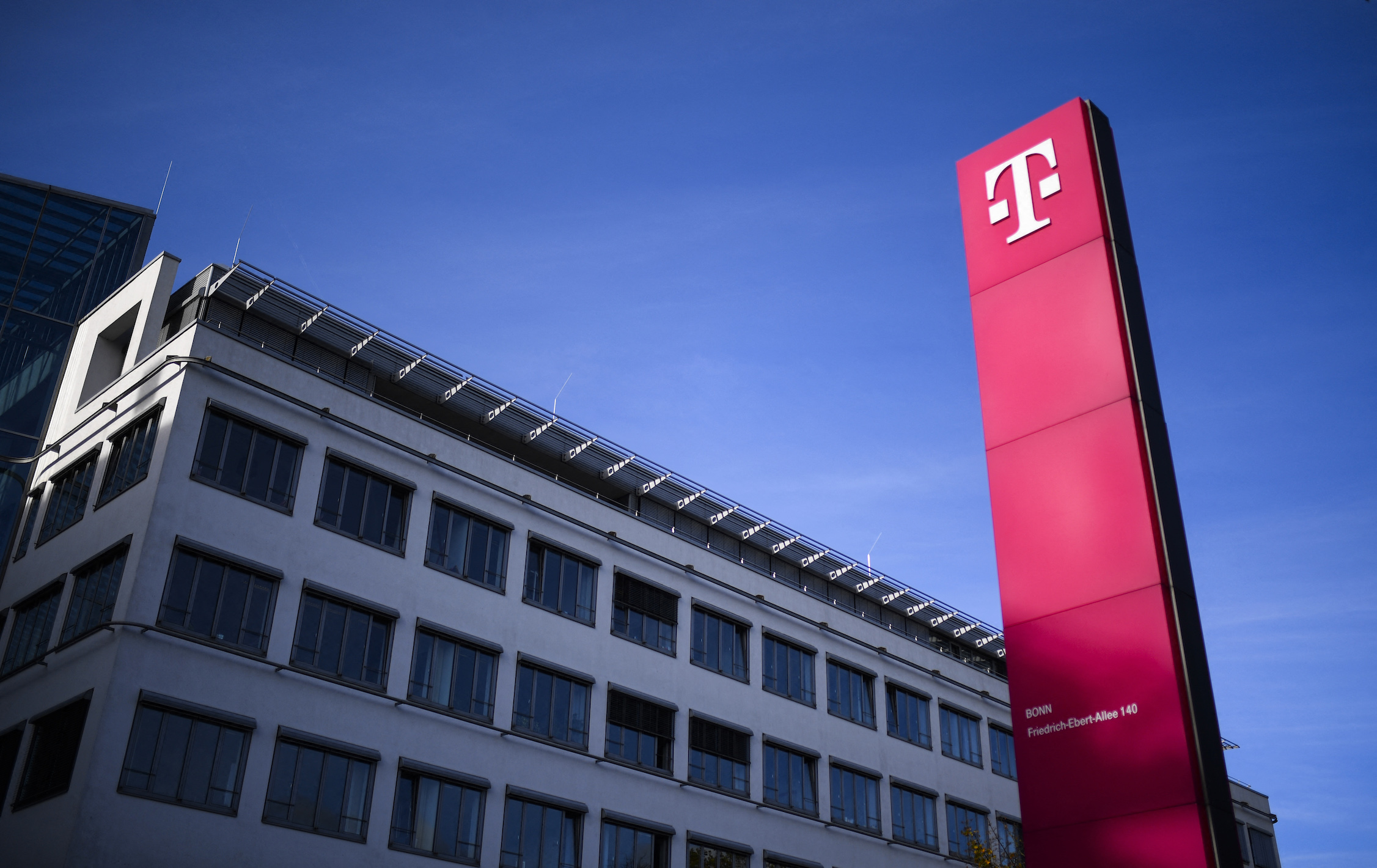 Η Deutsche Telekom πουλά το 51% των τηλεπικοινωνιακών πύργων στην καναδική Brookfield και στον επενδυτικό όμιλο DigitalBridge