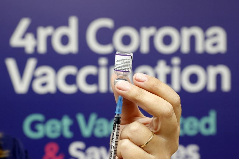 Η Βρετανία ενέκρινε την τρίτη δόση του εμβολίου της Pfizer/BioNTech κατά της COVID-19