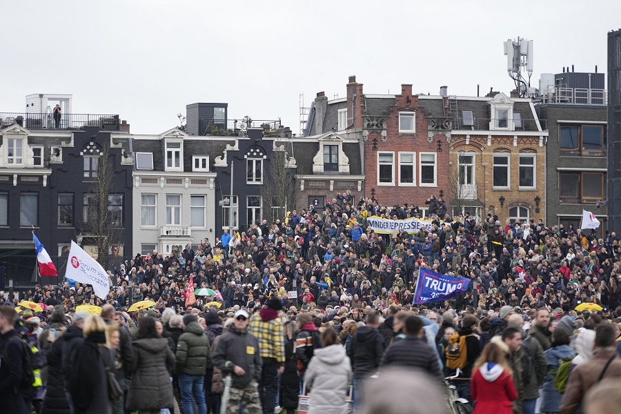 Συγκρούσεις της αστυνομίας με διαδηλωτές κατά του lockdown στην Ολλανδία