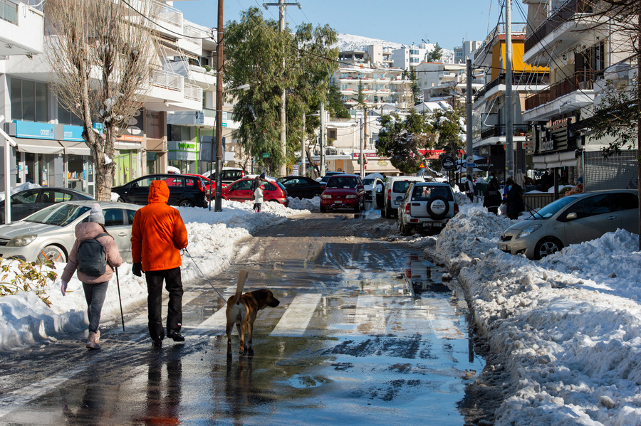 Τι ισχύει σήμερα σε Αττική και Κρήτη για σχολεία, τηλεργασία, δικαστήρια, καταστήματα και εμβολιασμούς