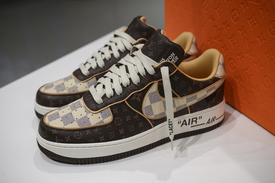 Sotheby’s: Τα πολυπόθητα sneakers του Virgil Abloh άγγιξαν τα 25 εκατ. δολάρια