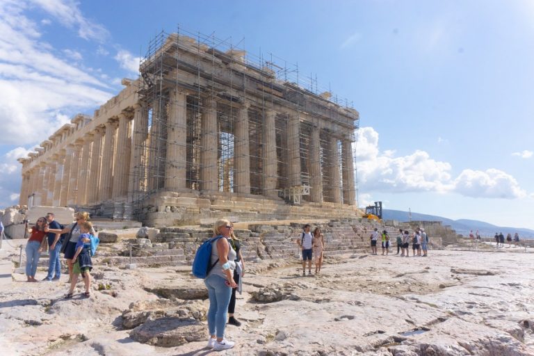 Περισσότεροι από 16.000 τουρίστες επισκέπτονται κάθε μέρα την Ακρόπολη