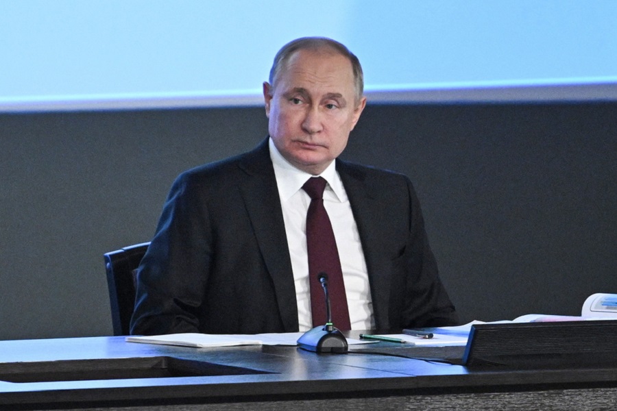 Ο Πούτιν “βάζει χέρι” στα χρήματα κρατικών εταιρειών και βιομηχανιών