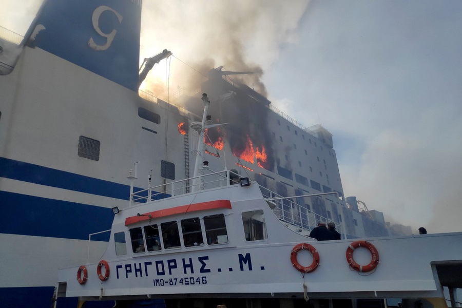 Ακόμα φλέγεται το «Euroferry Olympia» –  Δυο εγκλωβισμένους διέσωσε η ΕΜΑΚ και έντεκα αγνοούνται