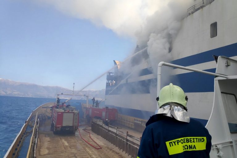 Συνεχίζεται το έργο της πυρόσβεσης στο Euroferry Olympia – Από 11 σε 12 αυξήθηκαν οι αγνοούμενοι
