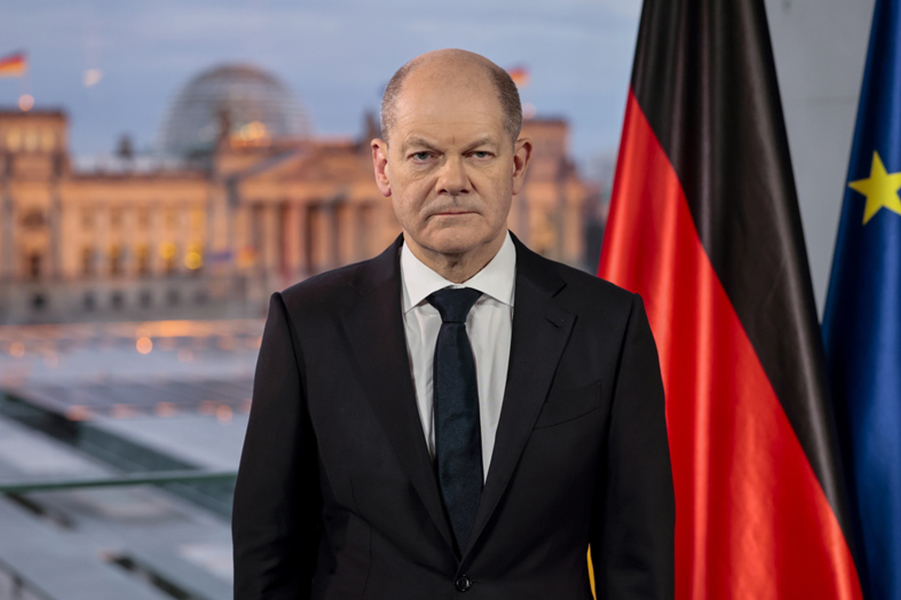 Με την κατασκευή σταθμών LNG και την επιβολή κυρώσεων σε πρόσωπα προσπαθεί ο Σολτς να “θωρακίσει” τη Γερμανία