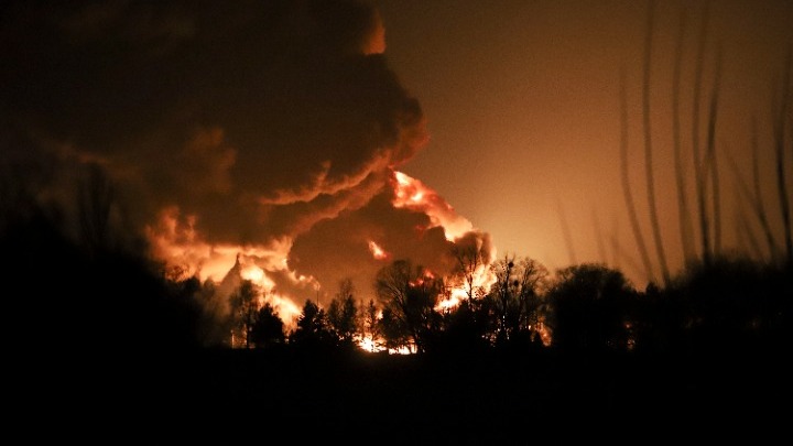 Μάχη για το Κίεβο: Πυραυλική επίθεση στα περίχωρα-Διυλιστήριο στις φλόγες