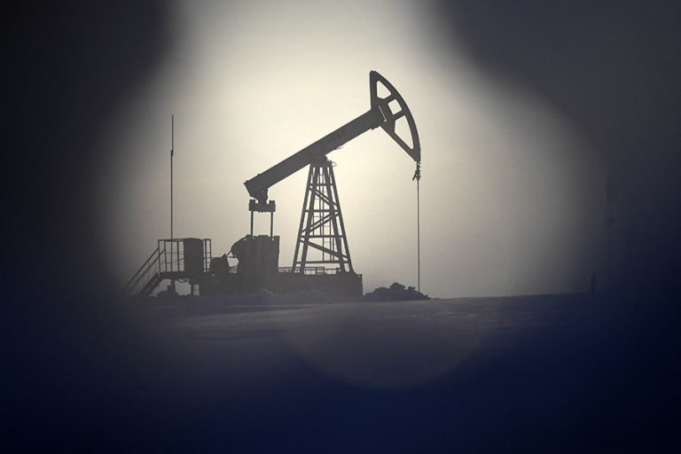 Ο Μπάιντεν πιέζει τις πετρελαϊκές να ρίξουν τις τιμές στην κατανάλωση