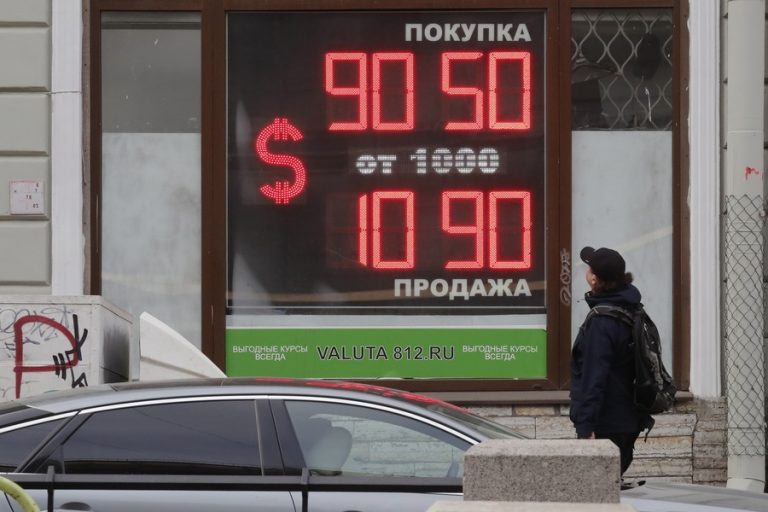 Το ρούβλι παραμένει υπό πίεση – Ξεκίνησε το trading στη Ρωσία