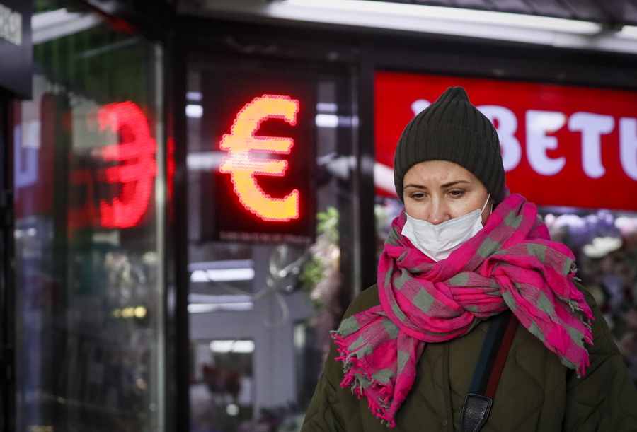 Επτά μεγάλες ρωσικές τράπεζες αποκλείονται από το παγκόσμιο σύστημα συναλλαγών SWIFT