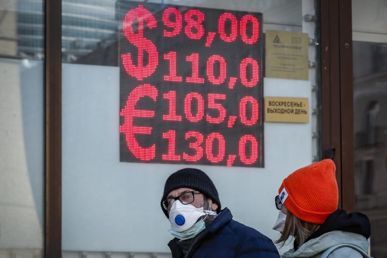 Πώς η ομοβροντία κυρώσεων «γονατίζει» τη ρωσική οικονομία