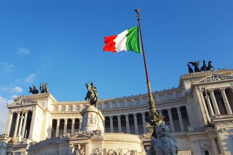 Το «άλμα» κατά 55% στα κρούσματα κορωνοϊού στην Ιταλία φέρνουν κίνδυνο «νέου ντε φάκτο λοκντάουν»
