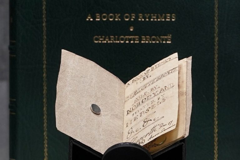 Βιβλίο μινιατούρα με ποιήματα της Σάρλοτ Μπροντέ αγοράστηκε για αστρονομικό ποσό