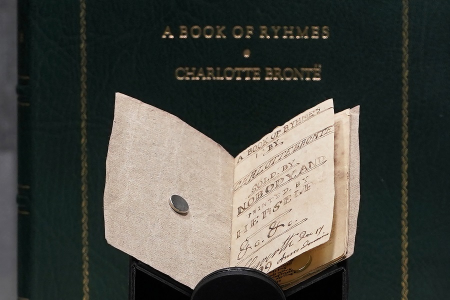 Βιβλίο μινιατούρα με ποιήματα της Σάρλοτ Μπροντέ αγοράστηκε για αστρονομικό ποσό