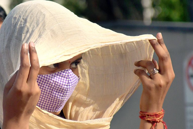 «Αδύνατον να δουλέψεις μετά τις 10 το πρωί»: Η Ινδία βίωσε τον θερμότερο Μάρτιο των τελευταίων 122 ετών
