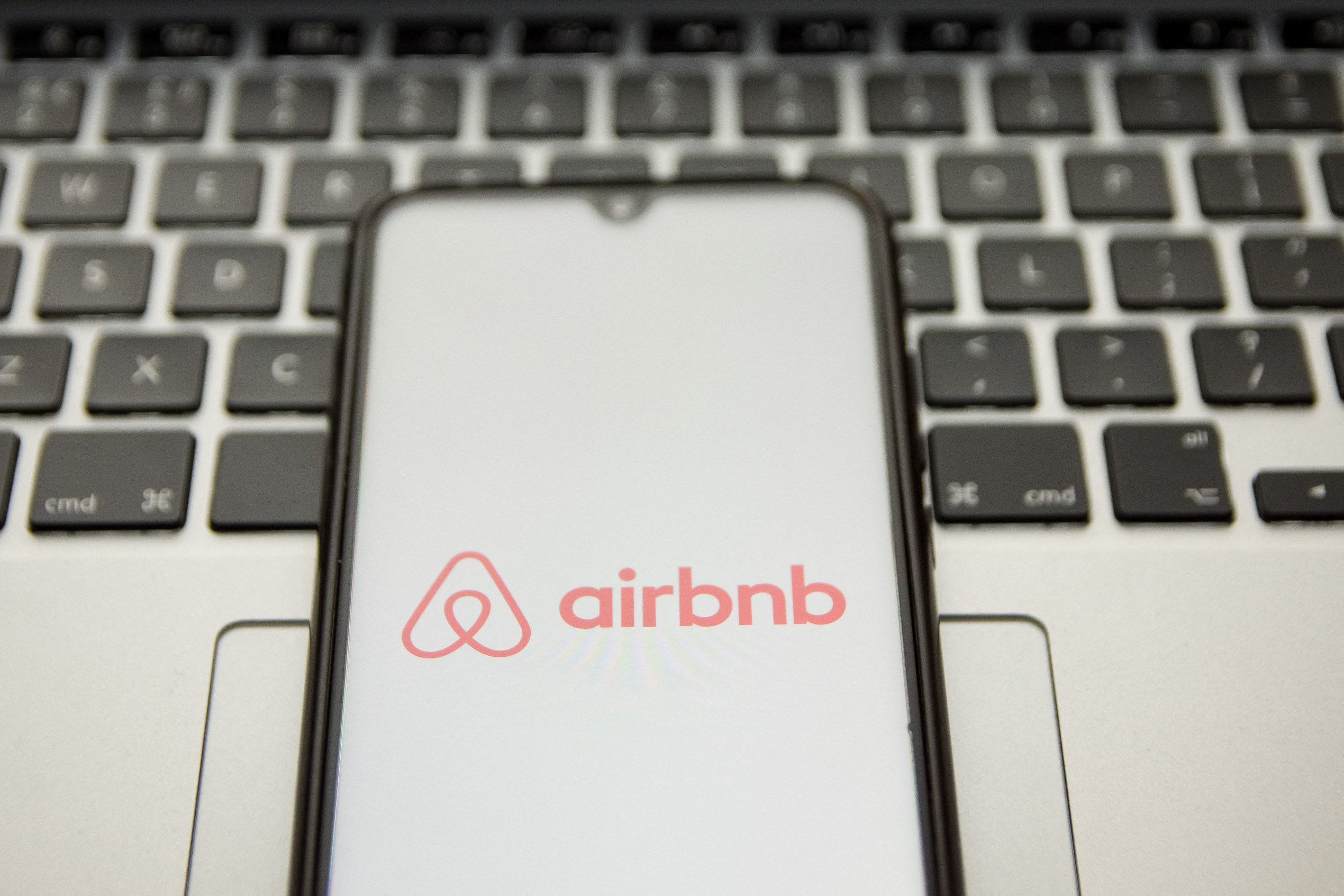 Airbnb: Οι εργαζόμενοι μπορούν να εργάζονται εξ αποστάσεως για πάντα