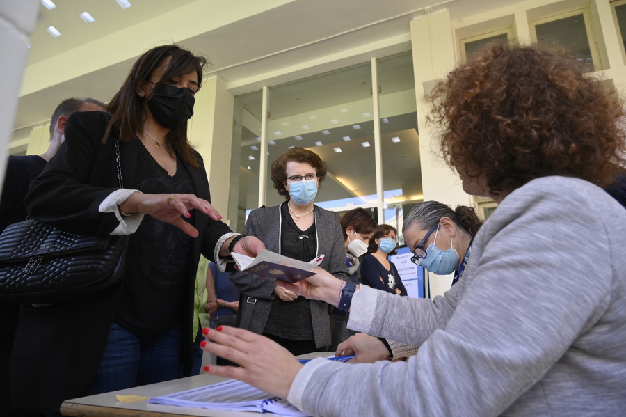 Μονομαχία Μακρόν – Λεπέν στον β’ γύρο βγάζουν τα exit polls των γαλλικών προεδρικών εκλογών