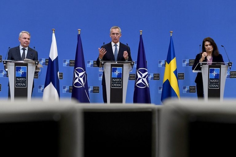Επίσημο «ναι» της Γαλλίας για ένταξη της Σουηδίας και της Φινλανδίας στο ΝΑΤΟ