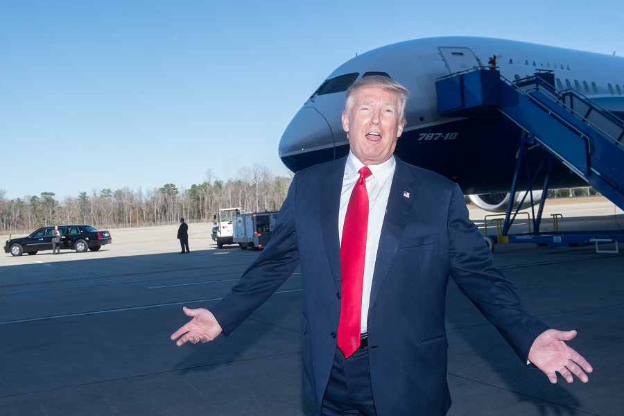 Ο CEO της Boeing μετάνιωσε πικρά την έκπτωση στο Air Force One για τον Τραμπ