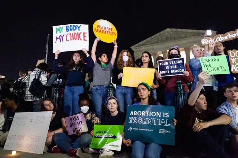 Διαδηλώσεις και αντιδράσεις στην Ουάσινγκτον ενόψει απόφασης που ανατρέπει το δικαίωμα των γυναικών στην άμβλωση