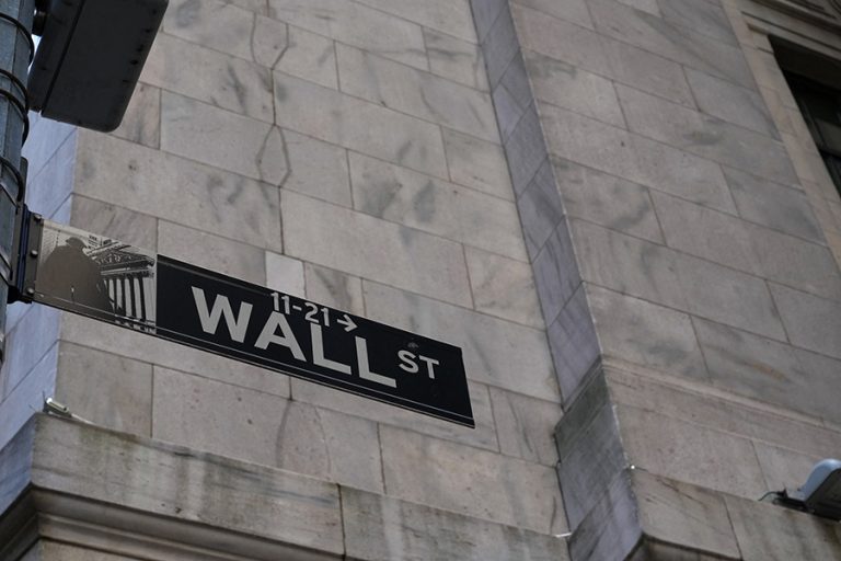 Παρά τη χρηματιστηριακή «σφαγή», οι αναλυτές της Wall Street εξακολουθούν να συμβουλεύουν τους επενδυτές να αγοράσουν μετοχές