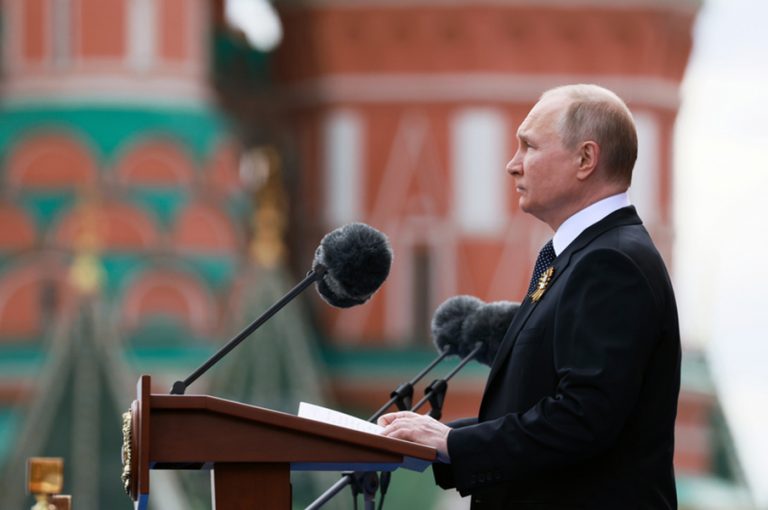 Ο Πούτιν διατάζει τη συνέχιση της ρωσικής επίθεσης στην ανατολική Ουκρανία μετά την κατάκτηση του Λουγκάνσκ