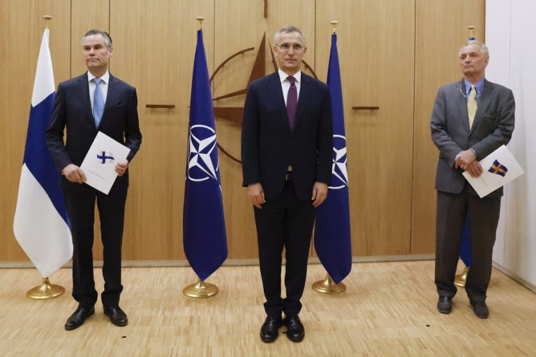 Ιστορική στιγμή: Σουηδία και Φινλανδία κατέθεσαν επισήμως αίτημα ένταξης στo NATO