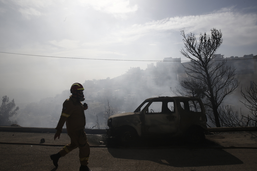 Σε ύφεση η πυρκαγιά που εκδηλώθηκε σε ιδιαίτερα εύφλεκτο σημείο στον Υμηττό