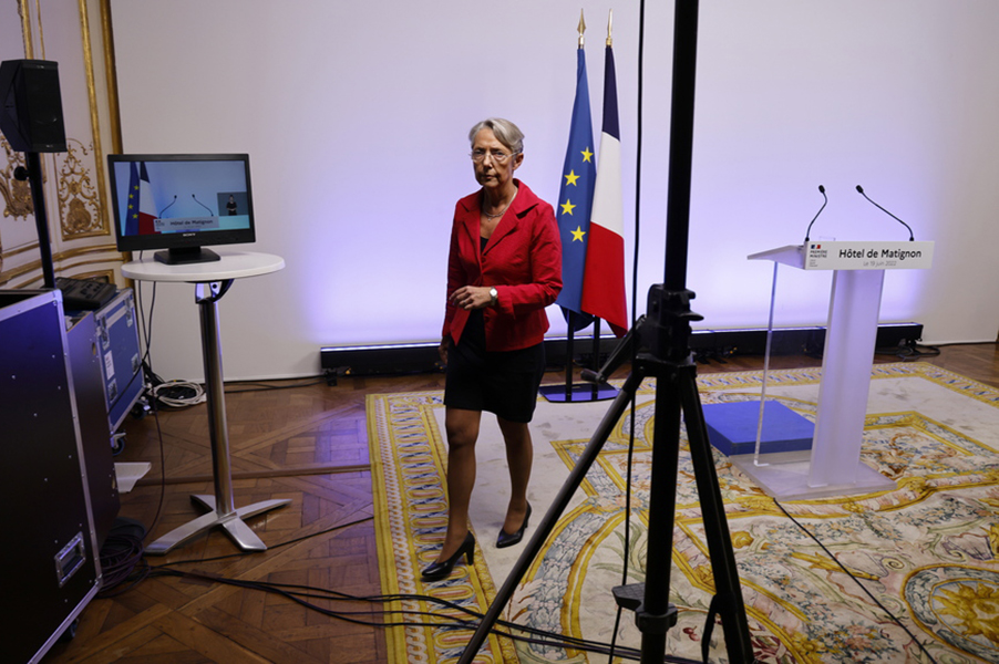 Δεν αποδέχτηκε την παραίτηση της πρωθυπουργού Ελιζαμπέτ Μπορν ο Εμανουέλ Μακρόν