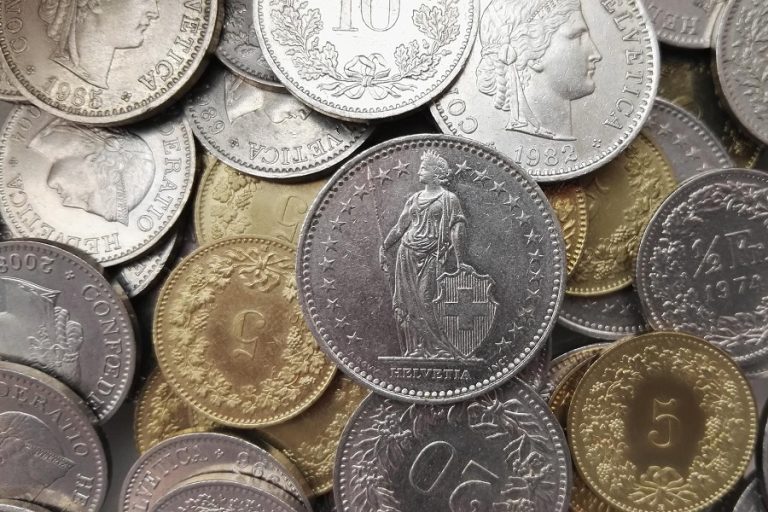 Ανατίμηση για το ελβετικό φράγκο μετά από 15 χρόνια λόγω αύξησης των επικοκίων
