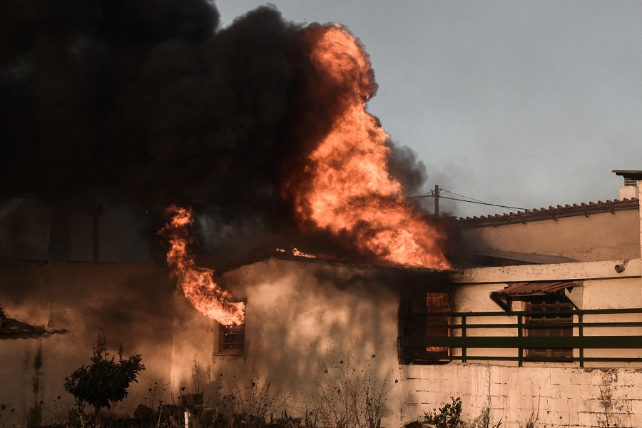 Τρεις τραυματίες κατά τη διάρκεια της νύχτας στο «Γεννηματάς» λόγω της φωτιάς στην Πεντέλη