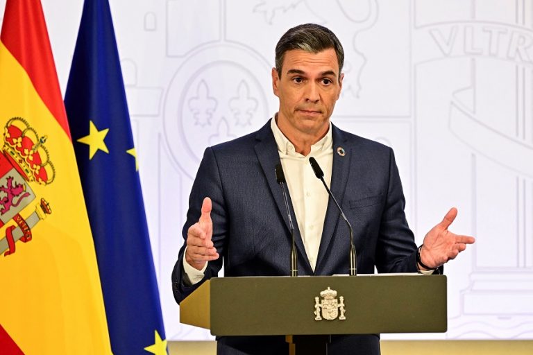 Ισπανός πρωθυπουργός: Πετάξτε τη γραβάτα για να αντιμετωπίσουμε την ενεργειακή κρίση