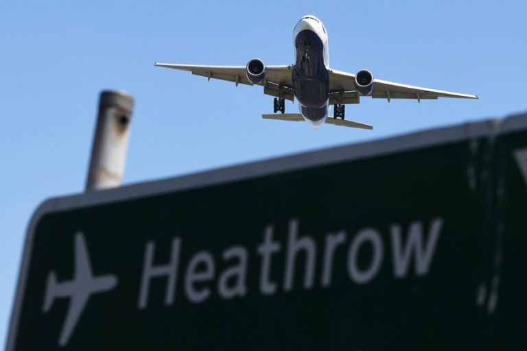 Το Χίθροου βάζει πλαφόν στον αριθμό των ημερήσιων επιβατών – Ζητά από τις αεροπορικές εταιρείες να μην πωλούν εισιτήρια