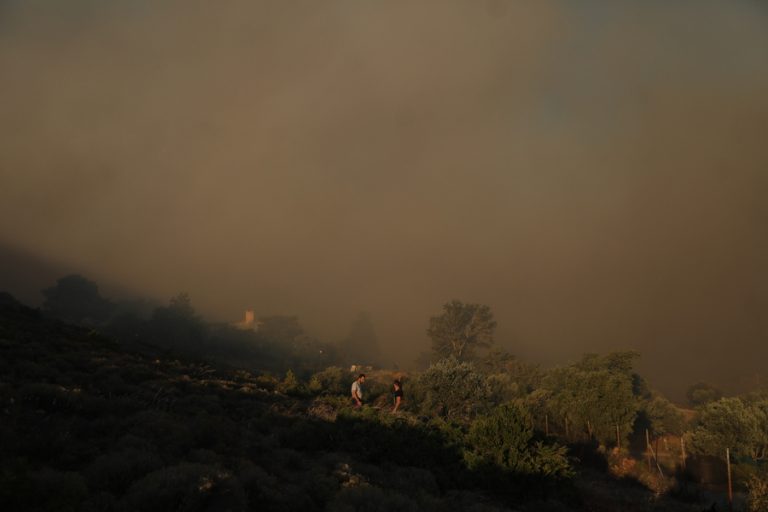 Μαίνεται η πυρκαγιά στην Πεντέλη – Απειλούνται σπίτια – Εκκενώνονται περιοχές