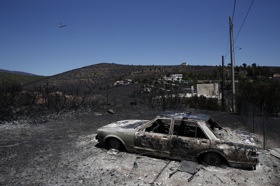 Μετρούν τις πληγές τους οι κάτοικοι της Πεντέλης – Καταστροφές σε σπίτια, κάηκαν οχήματα (εικόνες)