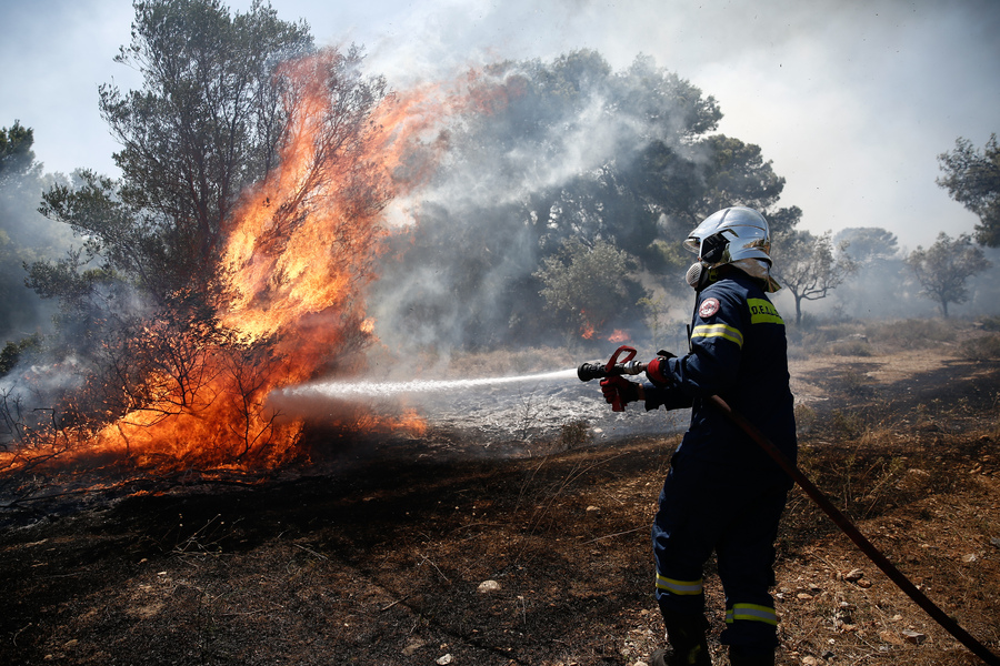 Λέσβος: Πυρκαγιά σε δασική περιοχή-Προληπτική εκκένωση των Βατερών