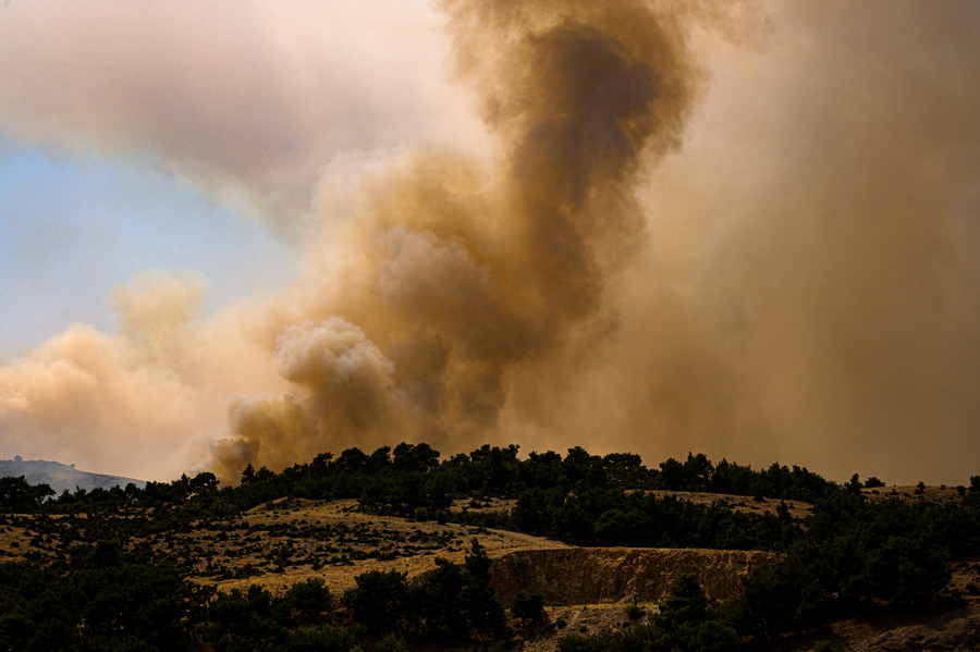 Αδιάκοπη μάχη με τις φλόγες σε Λέσβο, Έβρο, Ηλεία – Νέο μέτωπο φωτιάς στην Πέλλα